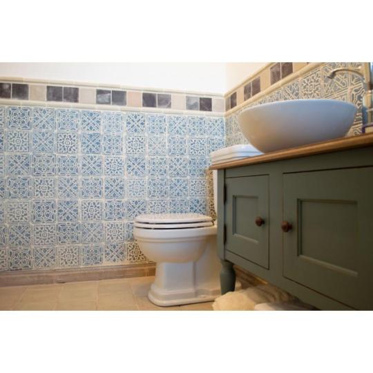 kek provenszi provence furdoszoba konyha falburkolat csempe mediterran rusztikus country vintage egyedi plasztikus mintas konyha furdoszoba zold szurke feher.jpg